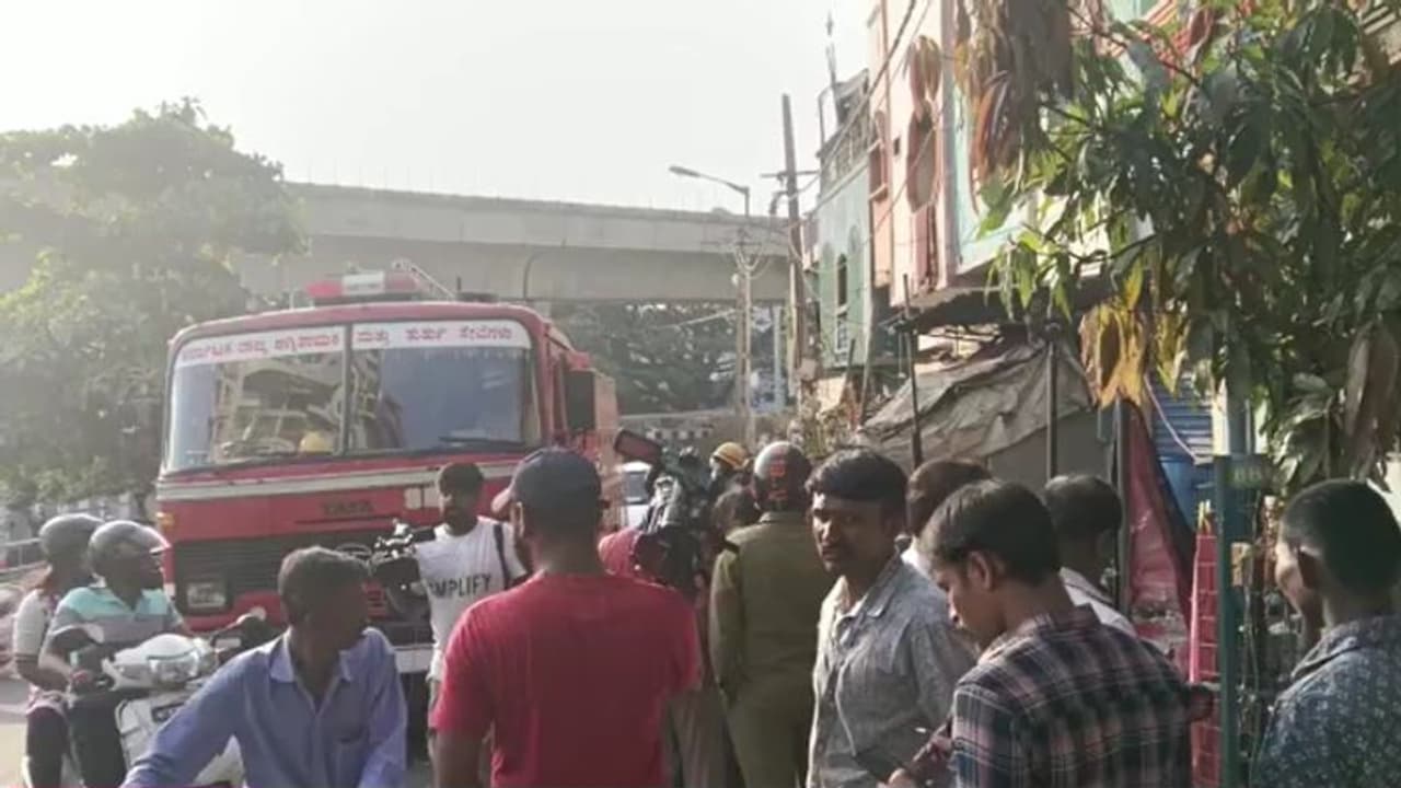 Bengaluru: ಮೈದುನನ ತಿಂಗಳ ಕಾರ್ಯಕ್ಕೆ ಅಡುಗೆ ತಯಾರಿ: ಗ್ಯಾಸ್ ಬೆಂಕಿ ತಗುಲಿ ಸಾವನ್ನಪ್ಪಿದ ಅತ್ತಿಗೆ Bengaluru: ಮೈದುನನ ತಿಂಗಳ ಕಾರ್ಯಕ್ಕೆ ಅಡುಗೆ ತಯಾರಿ: ಗ್ಯಾಸ್ ಬೆಂಕಿ ತಗುಲಿ ಸಾವನ್ನಪ್ಪಿದ ಅತ್ತಿಗೆ