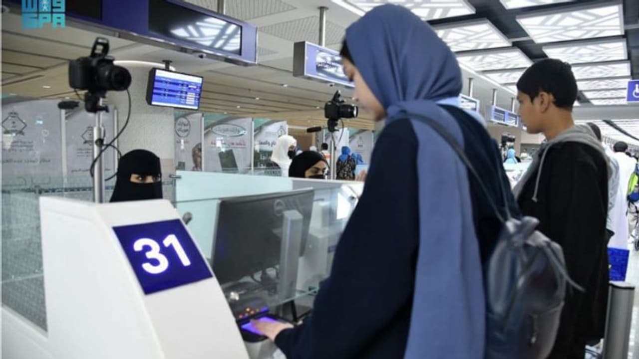 സൗദിയിലേക്കുള്ള വിസാ നടപടികളിലെ മാറ്റം; ആശയക്കുഴപ്പം തുടരുന്നു, യാത്ര നടപടികൾ ദുഷ്കരമാകുന്നതായി റിപ്പോര്ട്ട് സൗദിയിലേക്കുള്ള വിസാ നടപടികളിലെ മാറ്റം; ആശയക്കുഴപ്പം തുടരുന്നു, യാത്ര നടപടികൾ ദുഷ്കരമാകുന്നതായി റിപ്പോര്ട്ട്