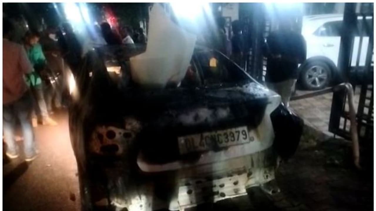 കോഴിക്കോട് നഗരത്തിൽ കാറുകൾ കൂട്ടിയിടിച്ച് തീപിടിച്ചു, ഒരു കാർ പൂർണമായും കത്തി കോഴിക്കോട് നഗരത്തിൽ കാറുകൾ കൂട്ടിയിടിച്ച് തീപിടിച്ചു, ഒരു കാർ പൂർണമായും കത്തി