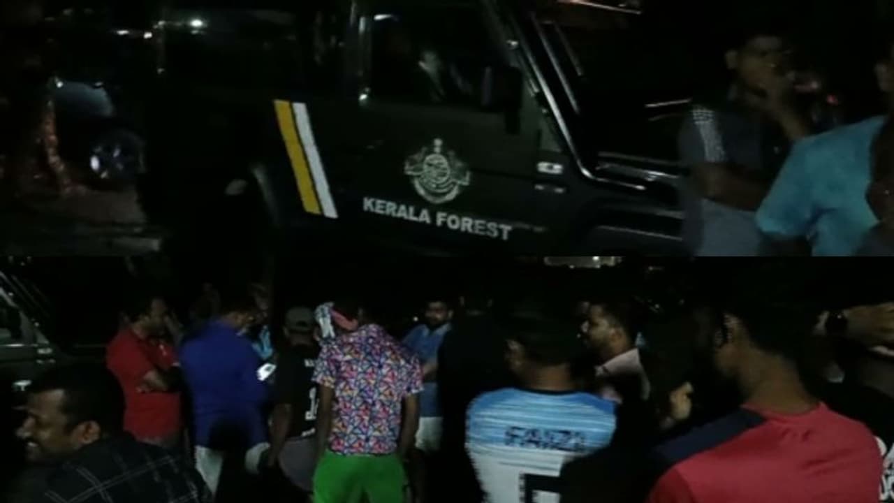 പുലി ശല്യം രൂക്ഷം: തത്തേങ്ങലത്ത് രാത്രി പട്രോളിങ്ങിനെത്തിയ വനം വകുപ്പ് ഉദ്യോഗസ്ഥരെ നാട്ടുകാർ തടഞ്ഞു. പുലി ശല്യം രൂക്ഷം: തത്തേങ്ങലത്ത് രാത്രി പട്രോളിങ്ങിനെത്തിയ വനം വകുപ്പ് ഉദ്യോഗസ്ഥരെ നാട്ടുകാർ തടഞ്ഞു.