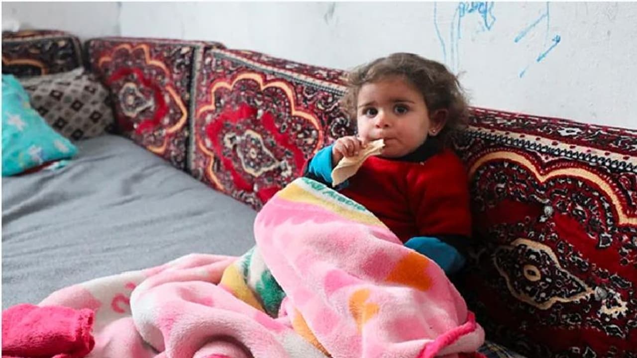 ನನ್ನಮ್ಮ ಎಲ್ಲಿ: ಟರ್ಕಿ ಭೂಕಂಪದಲ್ಲಿ ಹೆತ್ತವರ ಕಳಕೊಂಡು ಪುಟ್ಟ ಮಗುವಿನ ಗೋಳು ನನ್ನಮ್ಮ ಎಲ್ಲಿ: ಟರ್ಕಿ ಭೂಕಂಪದಲ್ಲಿ ಹೆತ್ತವರ ಕಳಕೊಂಡು ಪುಟ್ಟ ಮಗುವಿನ ಗೋಳು