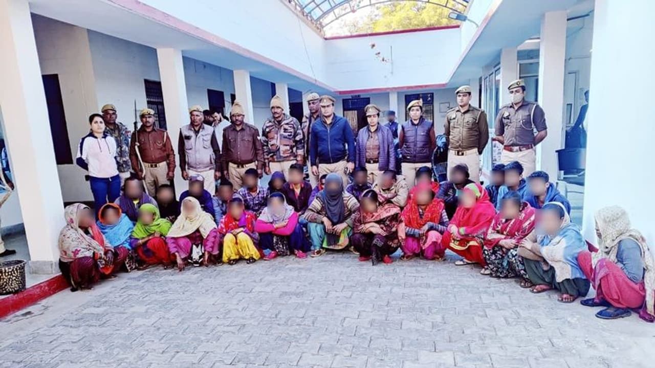 ఆగ్రాలో అక్రమంగా నివసిస్తున్న 32 మంది బంగ్లాదేశీయుల అరెస్టు ఆగ్రాలో అక్రమంగా నివసిస్తున్న 32 మంది బంగ్లాదేశీయుల అరెస్టు