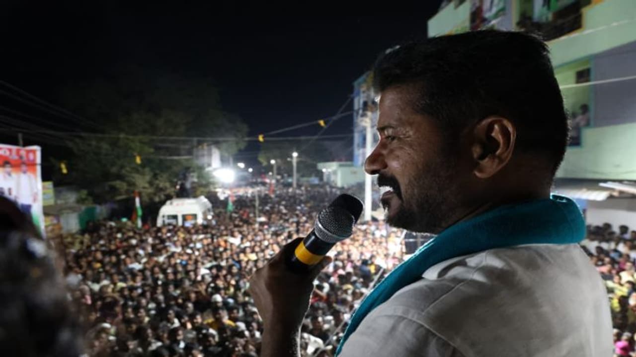 ప్రగతి భవన్ను మావోయిస్టులు పేల్చేసినా ఎవరికి నష్టం లేదన్న రేవంత్ రెడ్డి.. పోలీసులకు ఫిర్యాదు చేసిన బీఆర్ఎస్.. ప్రగతి భవన్ను మావోయిస్టులు పేల్చేసినా ఎవరికి నష్టం లేదన్న రేవంత్ రెడ్డి.. పోలీసులకు ఫిర్యాదు చేసిన బీఆర్ఎస్..