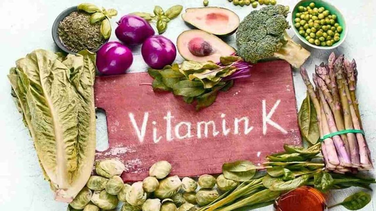 വിറ്റാമിൻ കെ അടങ്ങിയ ഭക്ഷണങ്ങൾ കഴിക്കണമെന്ന് പറയുന്നതിന്റെ കാരണങ്ങൾ 