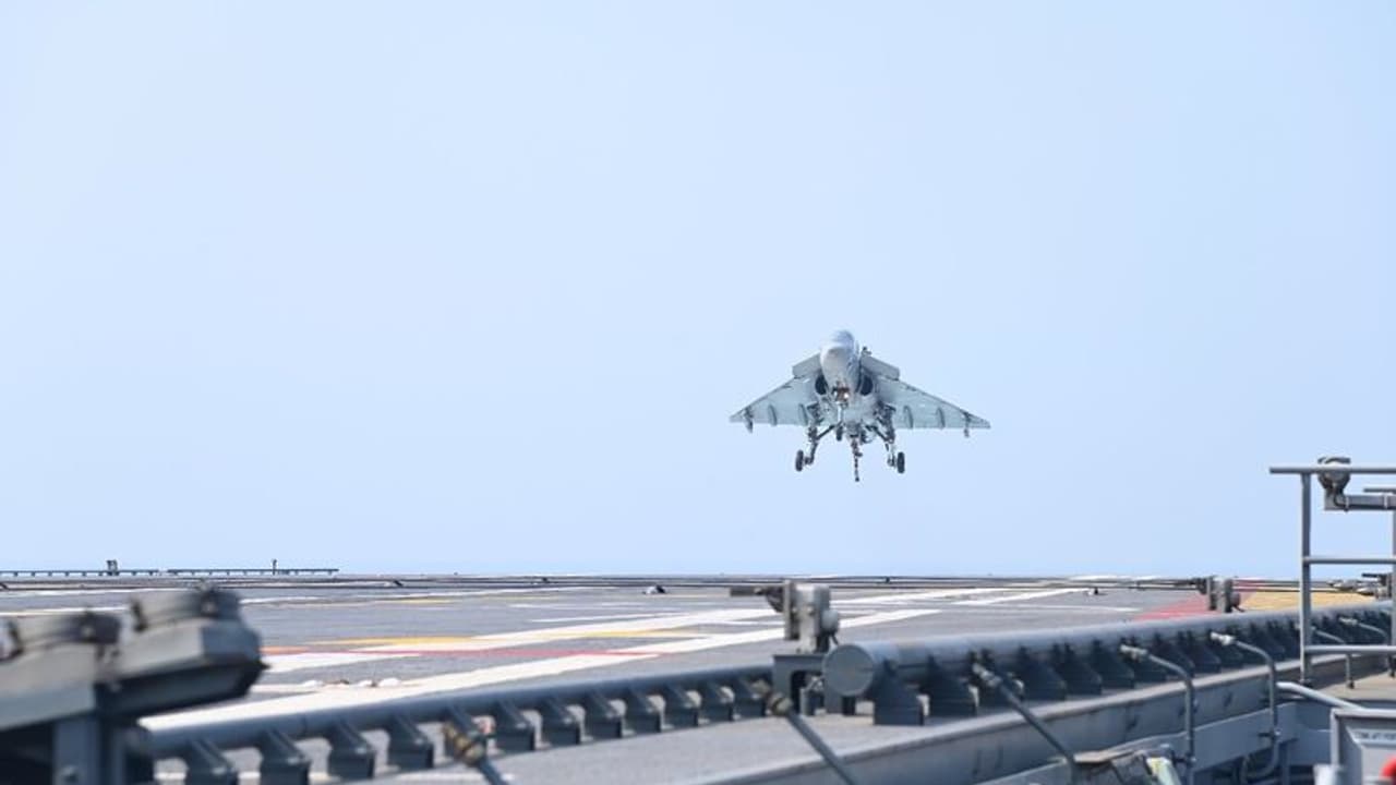 INS Vikrant:LCA Tejas:புதிய வரலாறு! ஐஎன்எஸ் விக்ராந்த் கப்பலில் தேஜாஸ் போர் விமானத்தை தரையிறக்கி சாதனை
