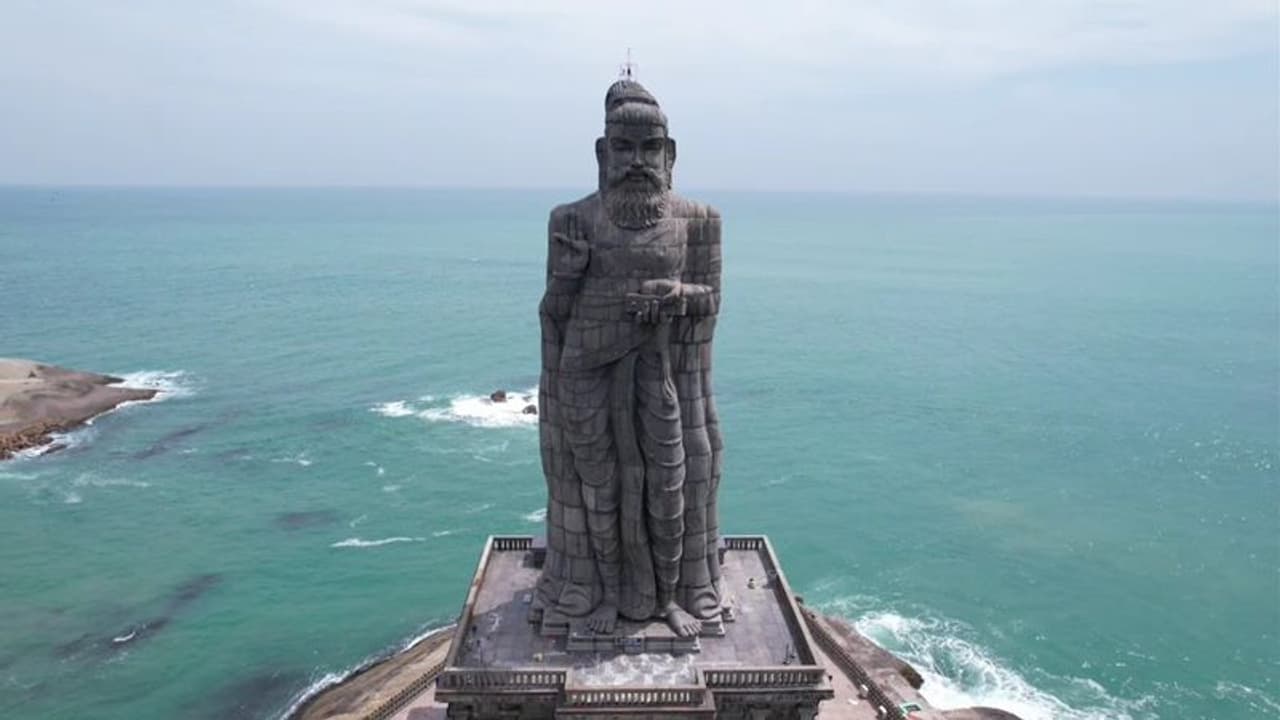 குமரியில் புதுப்பொலிவுடன் காட்சியளிக்கும் அய்யன் திருவள்ளுவர் சிலையின் கழுகு பார்வை காட்சி குமரியில் புதுப்பொலிவுடன் காட்சியளிக்கும் அய்யன் திருவள்ளுவர் சிலையின் கழுகு பார்வை காட்சி