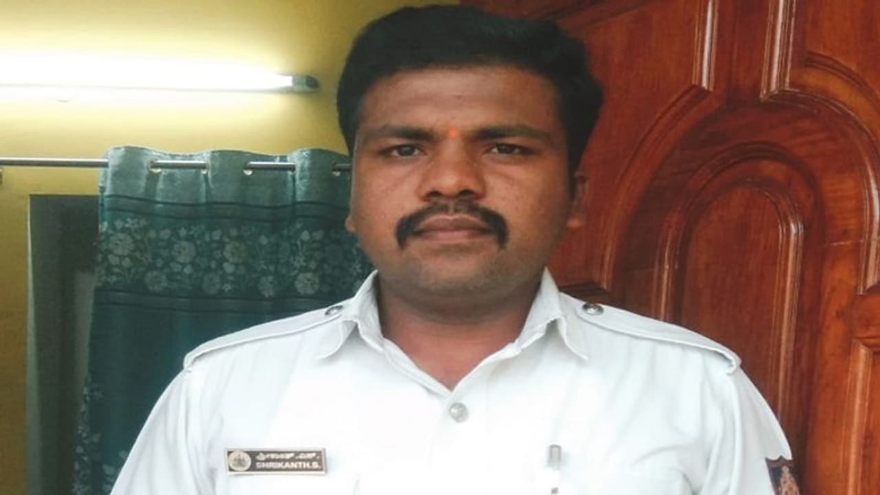 ಬೆಂಗಳೂರು: ಮನೆ ದಾರಿ ತಿಳಿಯದೆ ಅಳುತ್ತಾ ನಿಂತಿದ್ದ ಬಾಲಕನ ರಕ್ಷಿಸಿದ ಪೇದೆ..! ಬೆಂಗಳೂರು: ಮನೆ ದಾರಿ ತಿಳಿಯದೆ ಅಳುತ್ತಾ ನಿಂತಿದ್ದ ಬಾಲಕನ ರಕ್ಷಿಸಿದ ಪೇದೆ..!