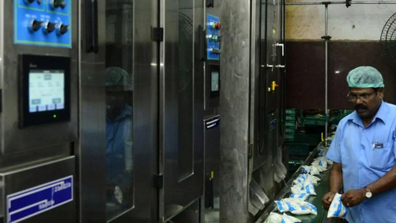 ஆவின் நிறுவனத்தில் 322 காலிப் பணியிடங்கள்.. இனி டிஎன்பிஎஸ்சி மூலம் தேர்வு செய்யப்படும்.. தமிழக அரசு முடிவு.! ஆவின் நிறுவனத்தில் 322 காலிப் பணியிடங்கள்.. இனி டிஎன்பிஎஸ்சி மூலம் தேர்வு செய்யப்படும்.. தமிழக அரசு முடிவு.!