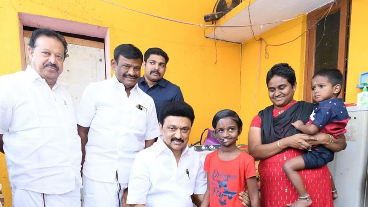 முக சிதைவு நோயால் பாதிக்கப்பட்ட சிறுமிக்கு அறுவை சிகிச்சை.! வீட்டிற்கே நேரில் சென்று நலம் விசாரித்த முதல்வர்