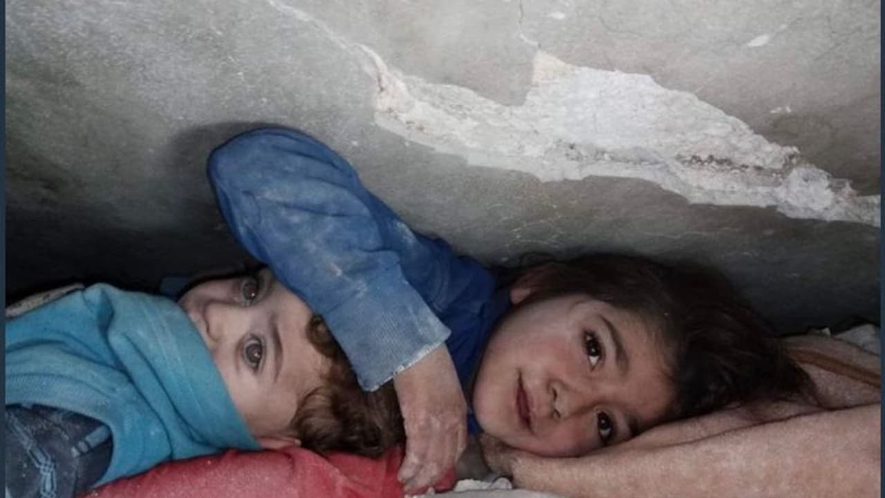 సిరియాలో శిథిలాల కింద తమ్ముడి తలను రెక్కకింద దాచిన సోదరి.. కదిలిస్తున్న చిత్రమిదే సిరియాలో శిథిలాల కింద తమ్ముడి తలను రెక్కకింద దాచిన సోదరి.. కదిలిస్తున్న చిత్రమిదే