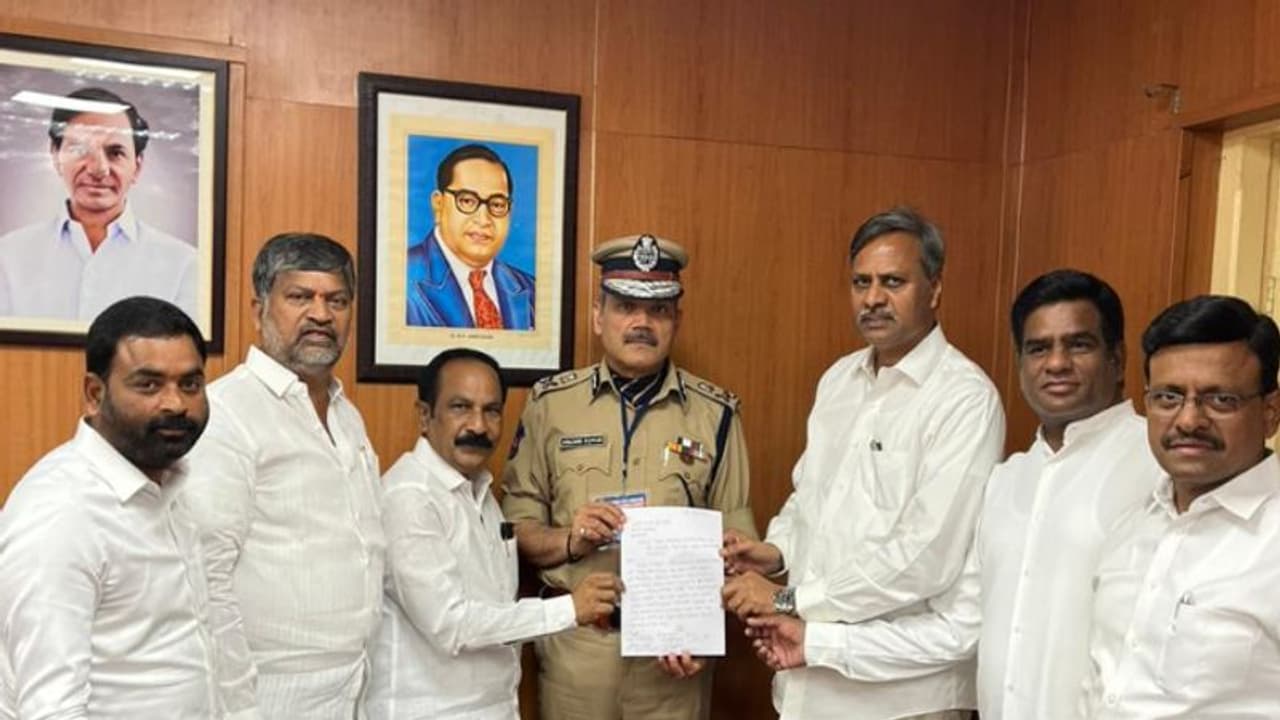 రేవంత్ రెడ్డి కామెంట్స్పై దుమారం.. డీజీపీకి ఫిర్యాదు చేసిన బీఆర్ఎస్ ఎమ్మెల్సీలు.. రేవంత్ రెడ్డి కామెంట్స్పై దుమారం.. డీజీపీకి ఫిర్యాదు చేసిన బీఆర్ఎస్ ఎమ్మెల్సీలు..