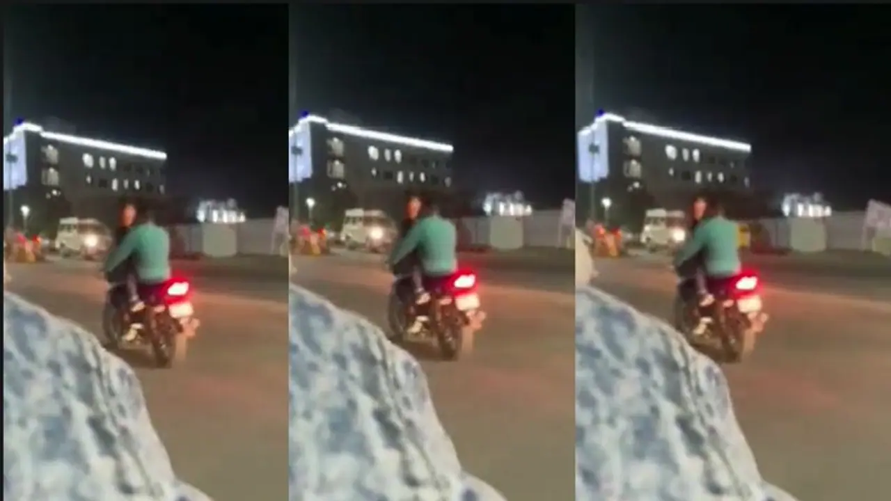 ಚಲಿಸುವ ಬೈಕ್ನಲ್ಲಿ ಪ್ರೇಮಿಗಳ ರೋಮ್ಯಾನ್ಸ್: ವಿಡಿಯೋ ವೈರಲ್ ಚಲಿಸುವ ಬೈಕ್ನಲ್ಲಿ ಪ್ರೇಮಿಗಳ ರೋಮ್ಯಾನ್ಸ್: ವಿಡಿಯೋ ವೈರಲ್