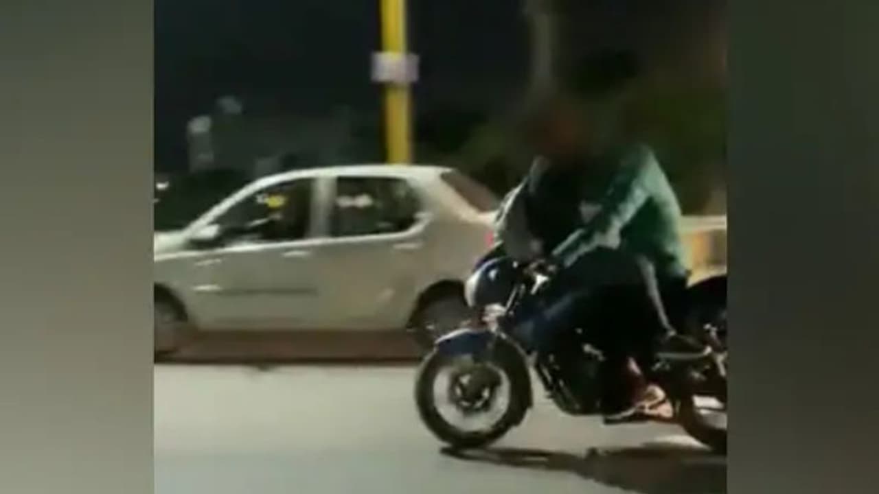 ഓടുന്ന ബൈക്കില്‍ 'റൊമാൻസ്'; വീഡിയോ വൈറലായതോടെ 'പണി'യായി....