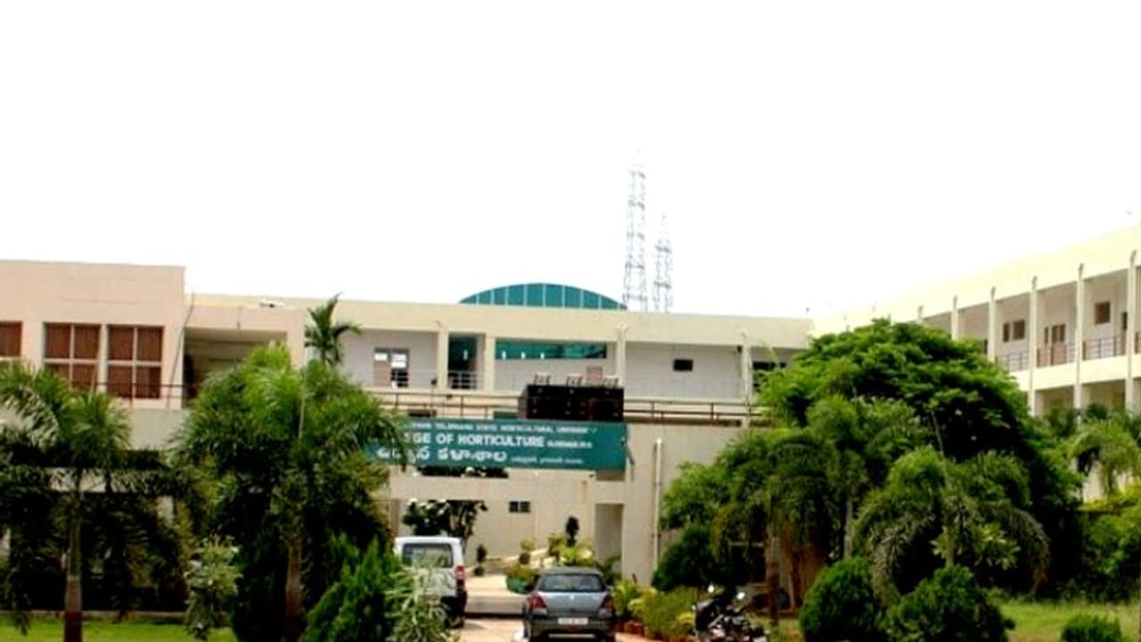 రాజేంద్రనగర్‌ ఉద్యాన కళాశాల విద్యార్థుల నిరసన.. ప్రొఫెసర్లు లోనికి వెళ్లకుండా అడ్డగింత.. తీవ్ర ఉద్రిక్తత..