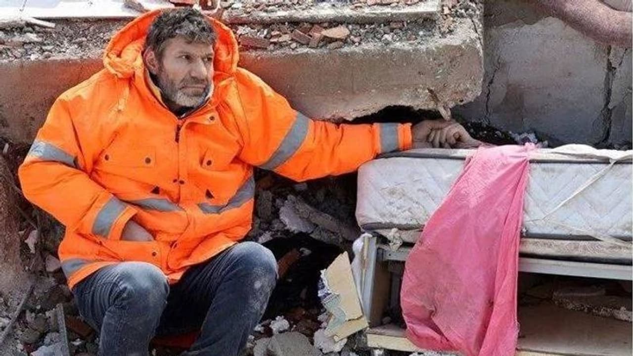 കൈവിടാതെ; ഭൂചലനത്തിൽ മരിച്ചുപോയ മകളുടെ കൈവിടാതെ പിടിച്ച് അച്ഛൻ, ഹൃദയം തകർത്ത് ചിത്രം കൈവിടാതെ; ഭൂചലനത്തിൽ മരിച്ചുപോയ മകളുടെ കൈവിടാതെ പിടിച്ച് അച്ഛൻ, ഹൃദയം തകർത്ത് ചിത്രം