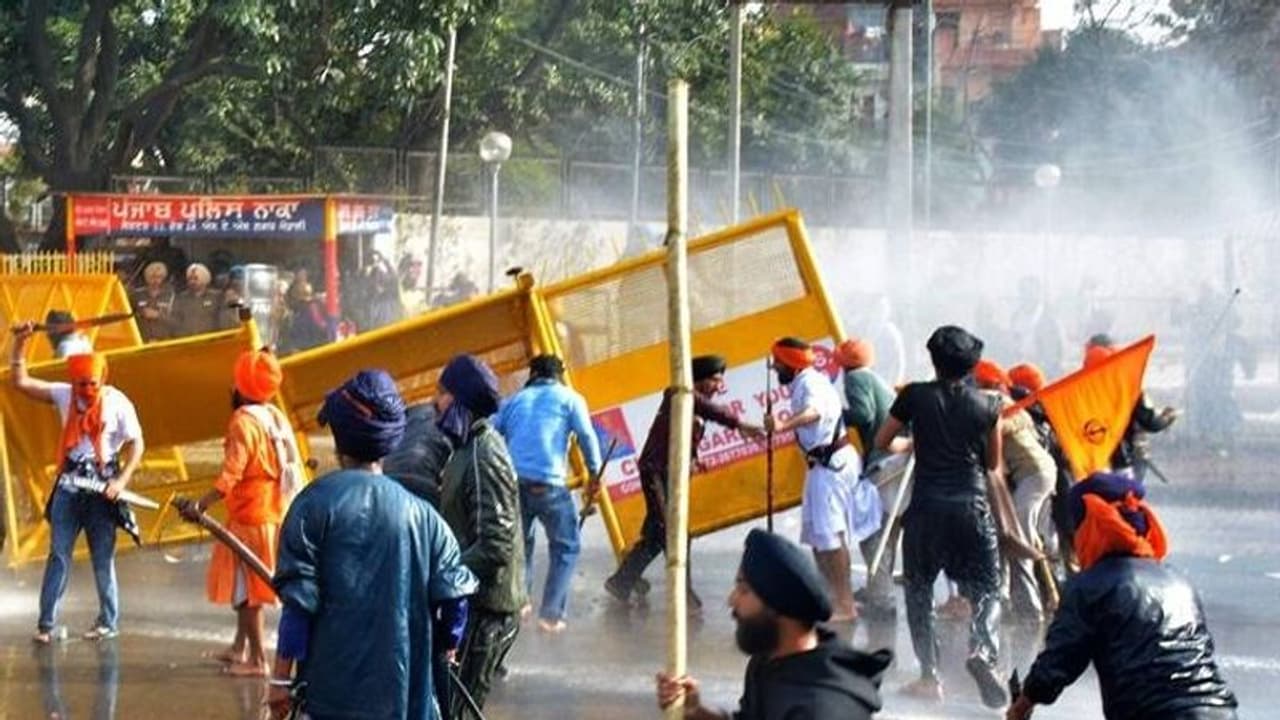 సిక్కు ఖైదీల విడుద‌ల‌కు డిమాండ్: క‌త్తులు, క‌ర్ర‌ల‌తో దాడి.. 30 మంది పోలీసుల‌కు గాయాలు 