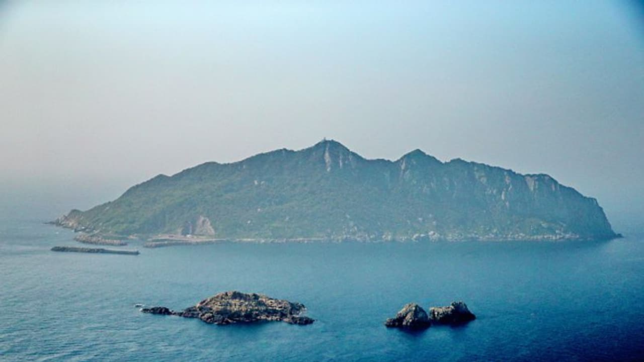 നഗ്നരായി കടലില് കുളിച്ച് മാത്രമേ ഈ ദ്വീപില് പ്രവേശിക്കാന് കഴിയൂ, അതും പുരുഷന്മാര്ക്ക് മാത്രം! നഗ്നരായി കടലില് കുളിച്ച് മാത്രമേ ഈ ദ്വീപില് പ്രവേശിക്കാന് കഴിയൂ, അതും പുരുഷന്മാര്ക്ക് മാത്രം!