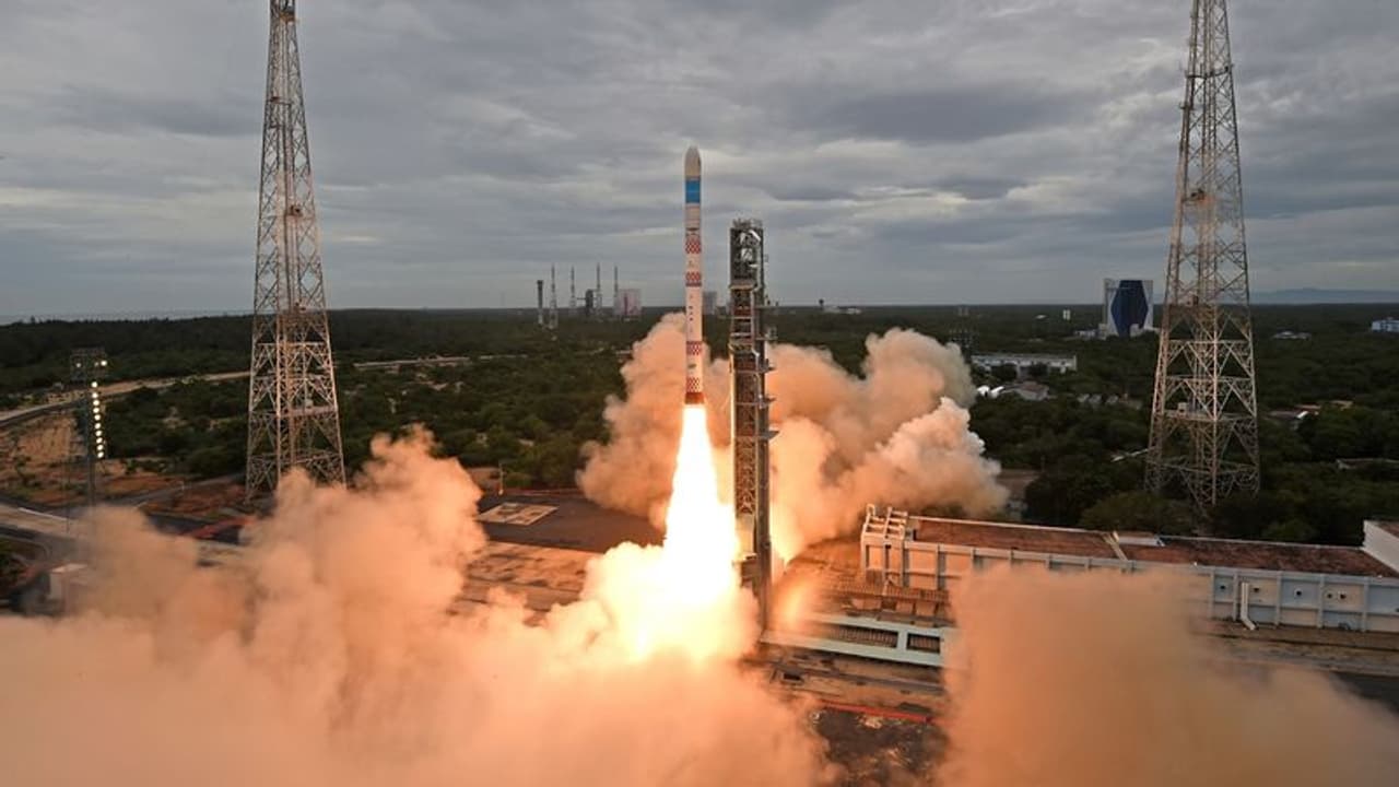 ISRO 2023:இஸ்ரோவின் SSLV D2 ராக்கெட் 3 செயற்கைக்கோள்களுடன் நாளை விண்ணில் பாய்கிறது: வெற்றியாகுமா? 