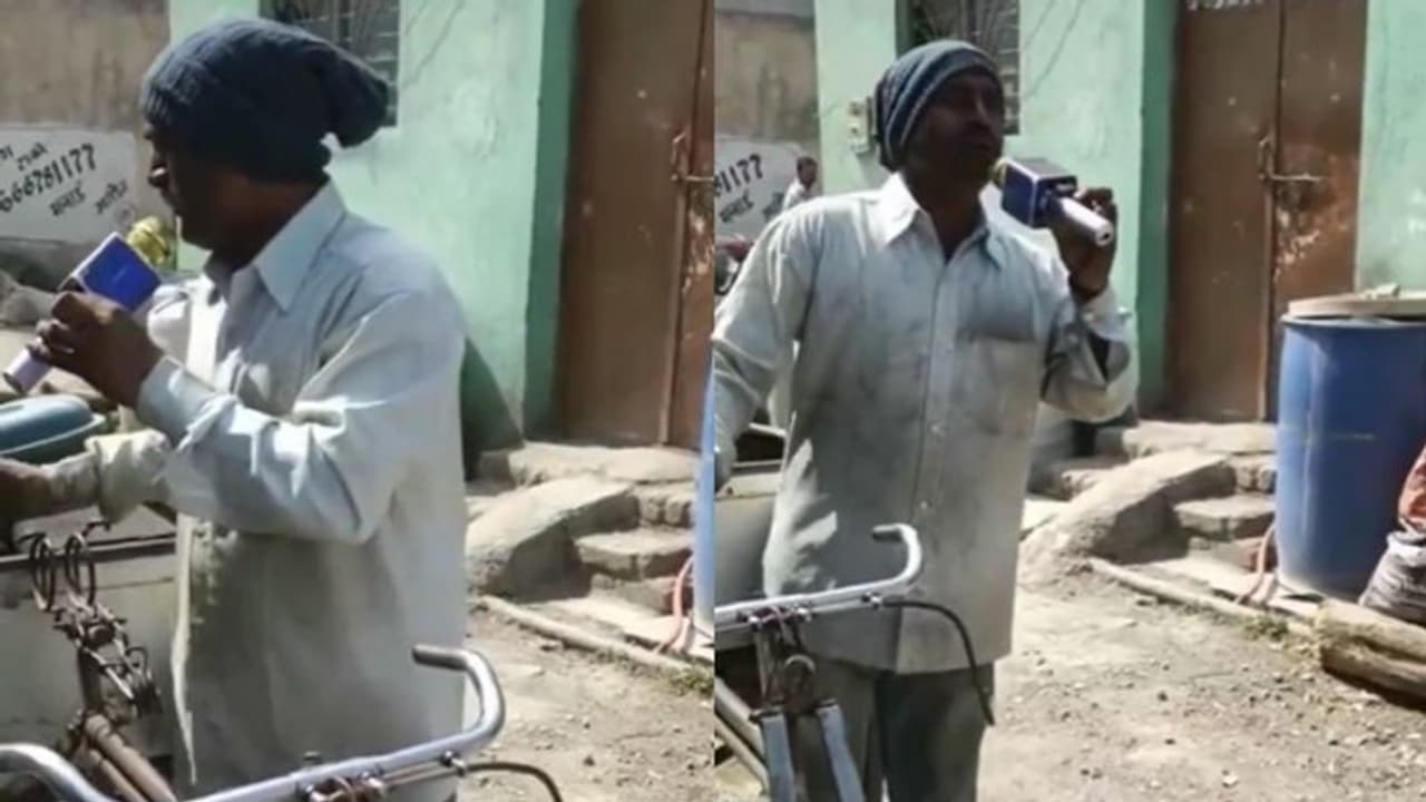  പഴയ പ്ലാസ്റ്റിക്കും ആക്രിസാധനങ്ങളും പെറുക്കുന്നയാളുടെ പാട്ട്; വീഡിയോ പങ്കിട്ട് സംവിധായകൻ...