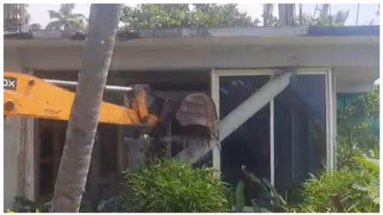 വര്‍ക്കലയില്‍ തീരദേശ പരിപാലന നിയമം ലംഘിച്ചു നിർമിച്ച ക്ലിഫി പാണ്ഡേ കെട്ടിടം നഗരസഭ പൊളിച്ചു നീക്കി