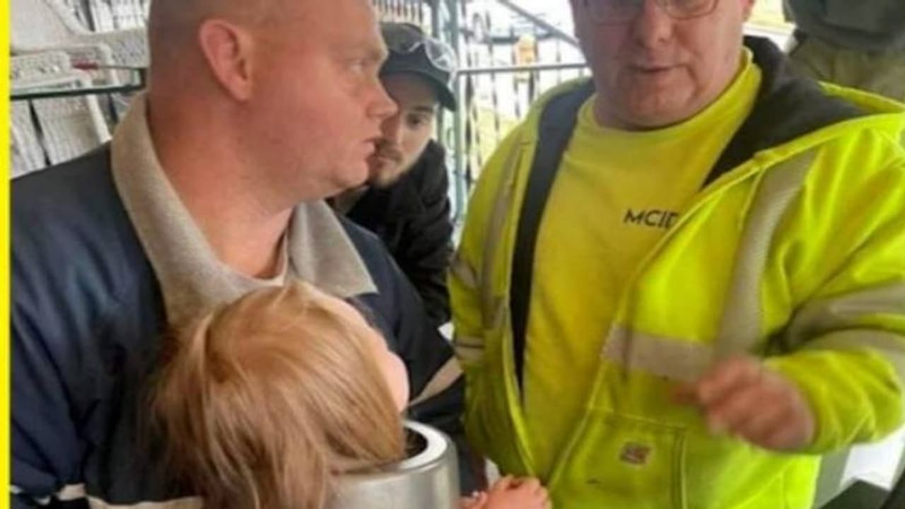 കളിക്കുന്നതിനിടയിൽ രണ്ടു വയസ്സുകാരിയുടെ തല കേക്ക് പാനിൽ കുടുങ്ങി; പിന്നീട് സംഭവിച്ചത് കളിക്കുന്നതിനിടയിൽ രണ്ടു വയസ്സുകാരിയുടെ തല കേക്ക് പാനിൽ കുടുങ്ങി; പിന്നീട് സംഭവിച്ചത്