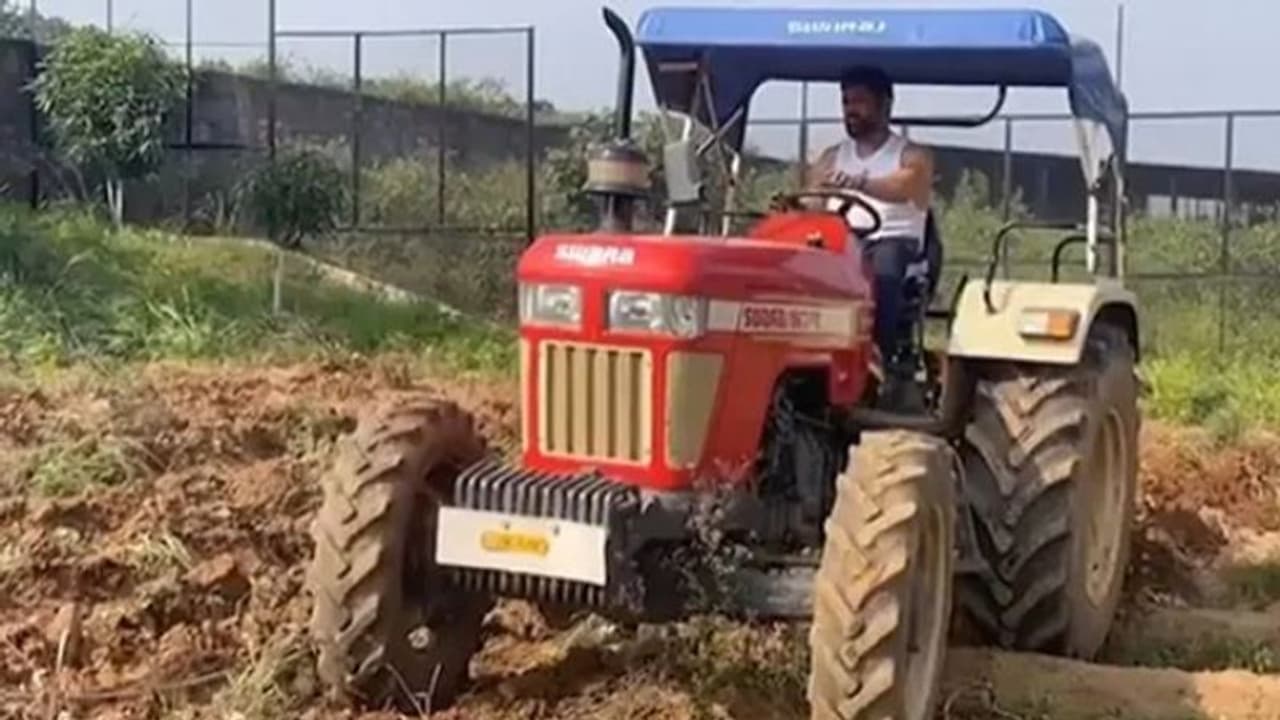 దుక్కి దున్నుతున్న ధోని.. ఐపీఎల్ కు ముందు పొలంబాట పట్టిన సీఎస్కే సారథి 