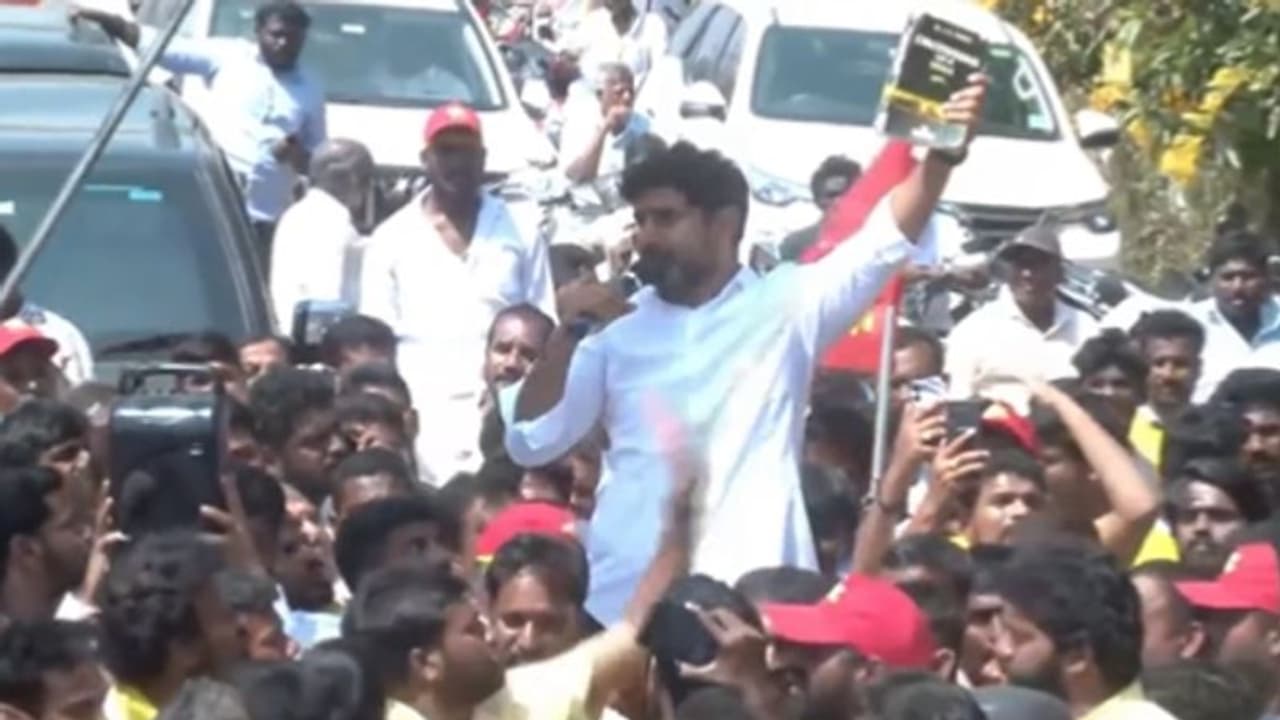 నారా లోకేష్ పాదయాత్రలో మరోసారి ఉద్రిక్తత.. మాట్లాడకుండా అడ్డుకున్న పోలీసులు.. స్టూల్‌పై నిల్చొని నిరసన..