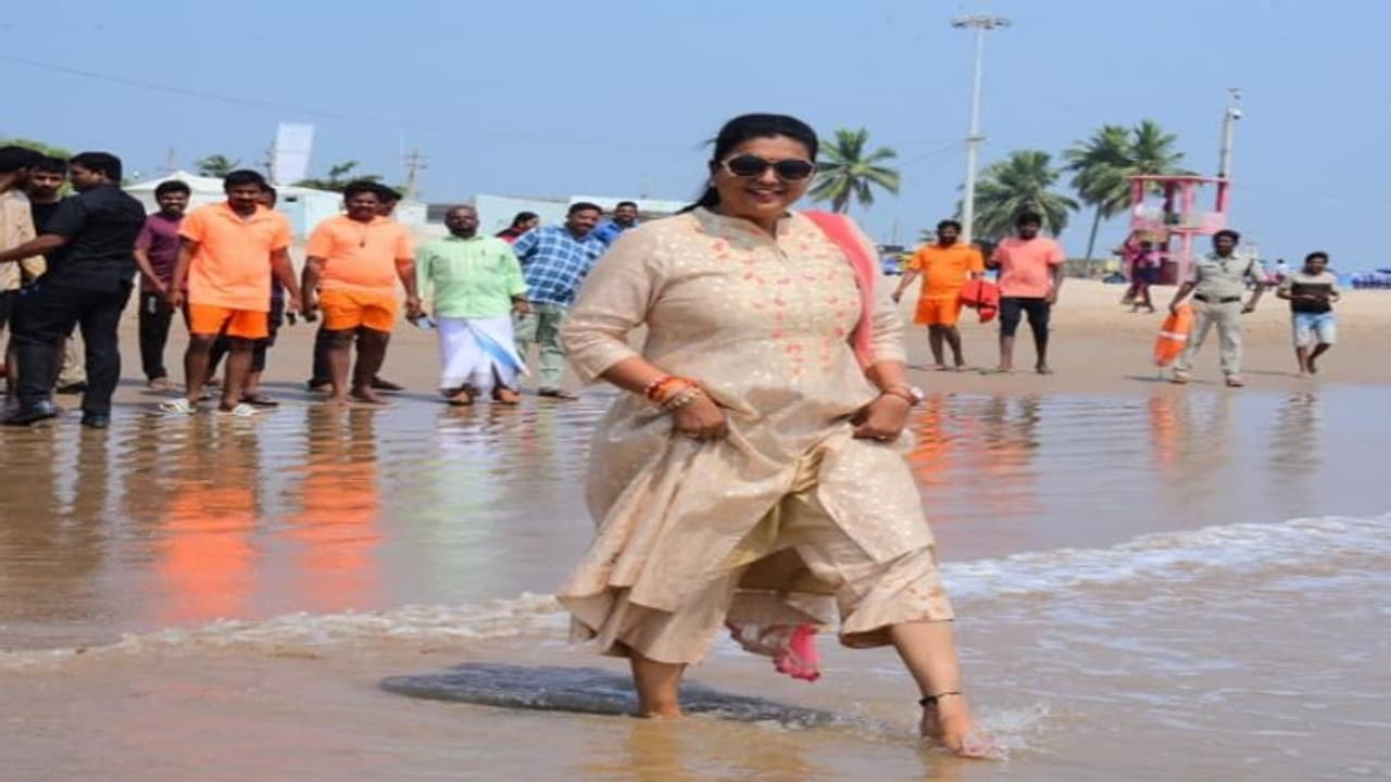 ചെരുപ്പ് ഉദ്യോഗസ്ഥനെക്കൊണ്ട് പിടിപ്പിച്ചു; ആന്ധ്ര ടൂറിസം മന്ത്രിയായ റോജ വിവാദത്തില് ചെരുപ്പ് ഉദ്യോഗസ്ഥനെക്കൊണ്ട് പിടിപ്പിച്ചു; ആന്ധ്ര ടൂറിസം മന്ത്രിയായ റോജ വിവാദത്തില്