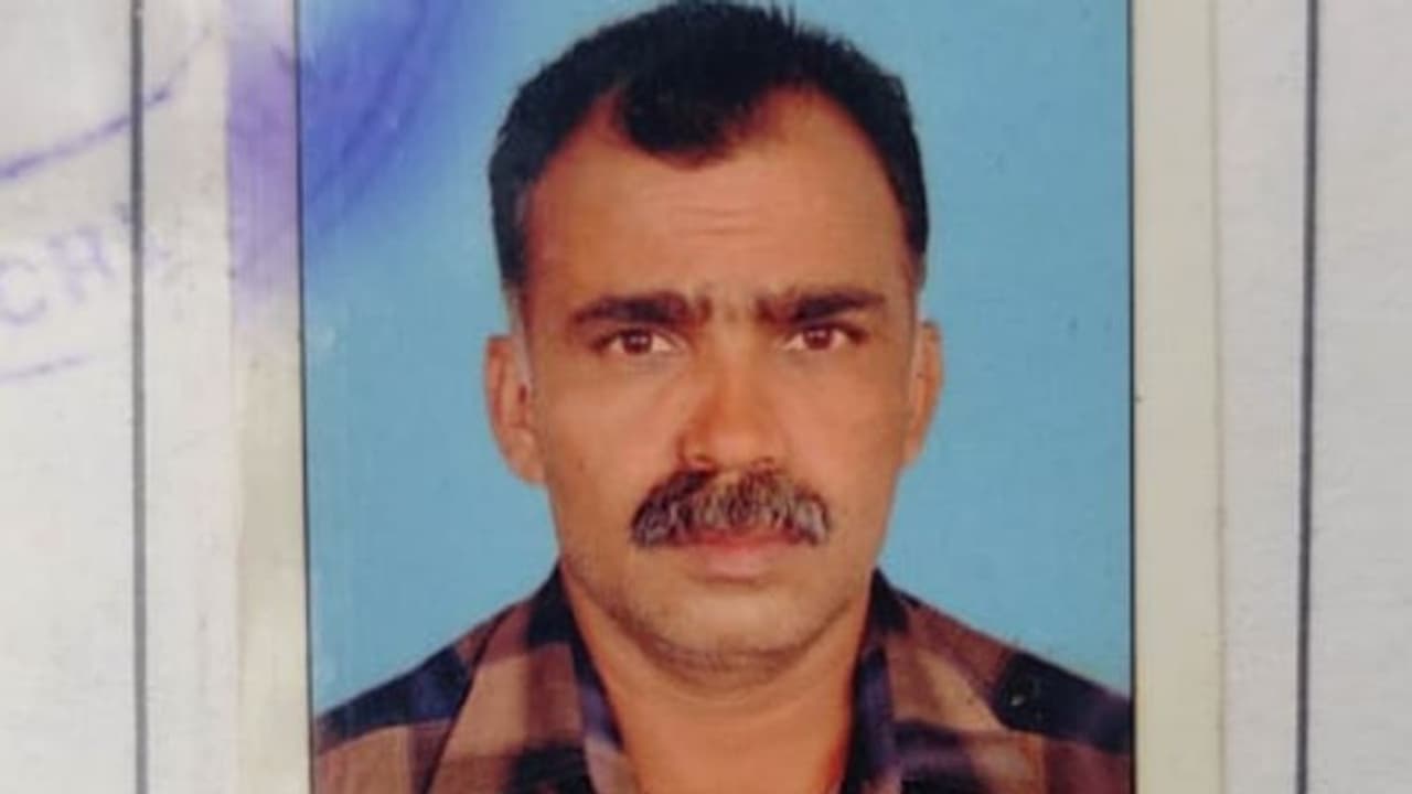 വീടും സ്ഥലവും അളന്ന് ബാങ്കുകാർ മടങ്ങി; പിന്നാലെ വൈക്കത്ത് ഗൃഹനാഥൻ ജീവനൊടുക്കി വീടും സ്ഥലവും അളന്ന് ബാങ്കുകാർ മടങ്ങി; പിന്നാലെ വൈക്കത്ത് ഗൃഹനാഥൻ ജീവനൊടുക്കി