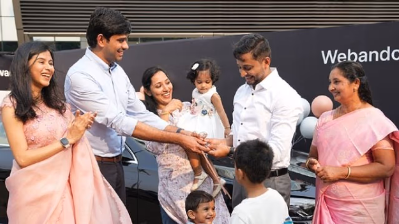 ജീവനക്കാരന് മെഴ്സിഡസ് ബെൻസ് സമ്മാനമായി നൽകി കേരളത്തില് നിന്നുള്ള ഐ. ടി കമ്പനി ജീവനക്കാരന് മെഴ്സിഡസ് ബെൻസ് സമ്മാനമായി നൽകി കേരളത്തില് നിന്നുള്ള ഐ. ടി കമ്പനി