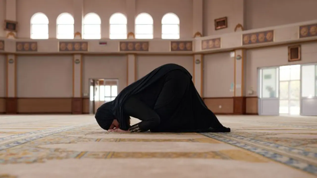 ಕಾಲೇಜೊಳಗೆ ನಮಾಜ್ಗೆ ಅವಕಾಶ ನೀಡದ್ದಕ್ಕೆ ಪ್ರಿನ್ಸಿಪಾಲ್ಗೆ ದಿಗ್ಬಂಧನ! ಕಾಲೇಜೊಳಗೆ ನಮಾಜ್ಗೆ ಅವಕಾಶ ನೀಡದ್ದಕ್ಕೆ ಪ್ರಿನ್ಸಿಪಾಲ್ಗೆ ದಿಗ್ಬಂಧನ!