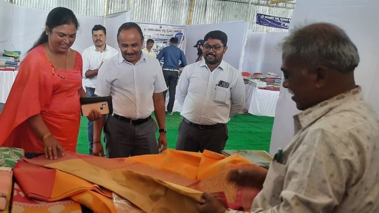 ಮಡಿಕೇರಿಯಲ್ಲಿ ಕಾವೇರಿ ವಸ್ತ್ರಸಿರಿ ಕೈಮಗ್ಗ ಉತ್ಪನ್ನಗಳ ವಸ್ತು ಪ್ರದರ್ಶನ ಮತ್ತು ಮಾರಾಟ ಮೇಳಕ್ಕೆ ಚಾಲನೆ!