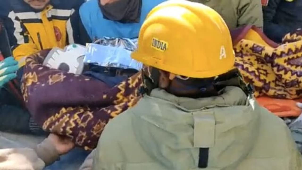 തുർക്കിയിൽ തകർന്നടിഞ്ഞ കെട്ടിടത്തിനുള്ളിൽ നിന്ന് ആറുവയസ്സുകാരിയെ രക്ഷിച്ച് ഇന്ത്യൻ സംഘം വീഡിയോ തുർക്കിയിൽ തകർന്നടിഞ്ഞ കെട്ടിടത്തിനുള്ളിൽ നിന്ന് ആറുവയസ്സുകാരിയെ രക്ഷിച്ച് ഇന്ത്യൻ സംഘം വീഡിയോ
