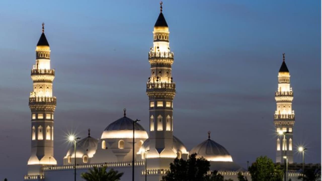 എൽ.ഇ.ഡി ദീപങ്ങളിൽ തിളങ്ങി മദീനയിലെ ഖുബാ പള്ളി