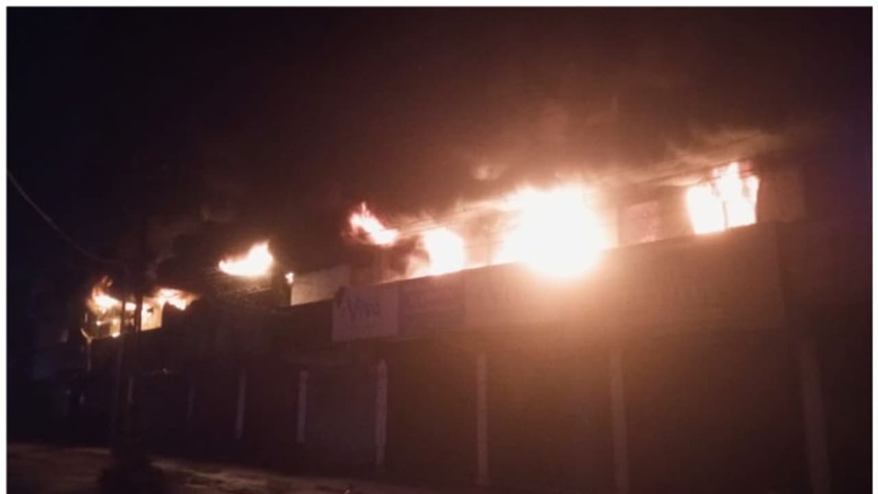 ముంబై ఎల్ఐసీ భవనంలో భారీ అగ్నిప్రమాదం.. ఉవ్వెత్తున్న ఎగిసిపడిన మంటలు.. ముంబై ఎల్ఐసీ భవనంలో భారీ అగ్నిప్రమాదం.. ఉవ్వెత్తున్న ఎగిసిపడిన మంటలు..