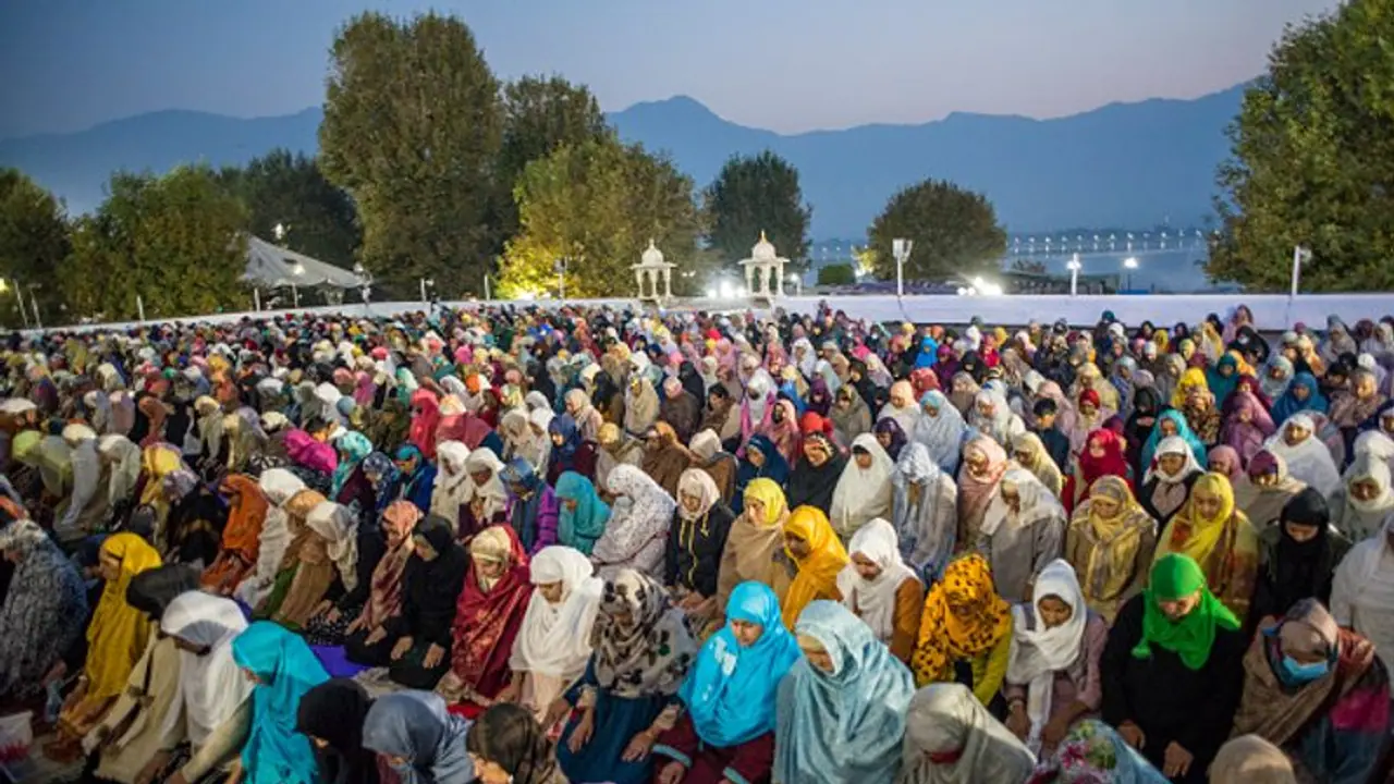 സ്ത്രീകള്ക്ക് പള്ളിയില് നിസ്കരിക്കാന് അനുമതിയുണ്ട്,പക്ഷേ; സുപ്രീംകോടതിയില് മുസ്ലീം ബോർഡിന്റെ സത്യവാങ്മൂലം സ്ത്രീകള്ക്ക് പള്ളിയില് നിസ്കരിക്കാന് അനുമതിയുണ്ട്,പക്ഷേ; സുപ്രീംകോടതിയില് മുസ്ലീം ബോർഡിന്റെ സത്യവാങ്മൂലം