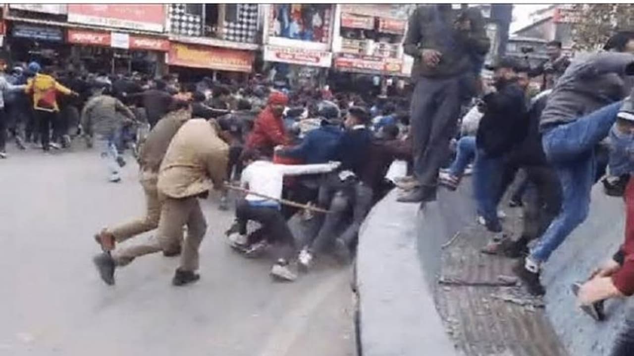 ఉత్తరాఖండ్ లో నిరుద్యోగుల ఆందోళన: లాఠీ ఛార్జ్.. 13 మంది అరెస్టు, 144 సెక్షన్ విధింపు ఉత్తరాఖండ్ లో నిరుద్యోగుల ఆందోళన: లాఠీ ఛార్జ్.. 13 మంది అరెస్టు, 144 సెక్షన్ విధింపు