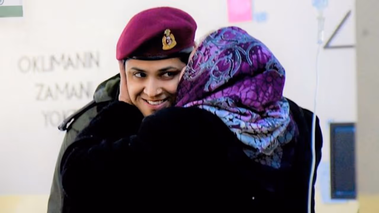 Viral photo: Turkish woman kisses Indian Army officer to thank, netizens can't keep calm