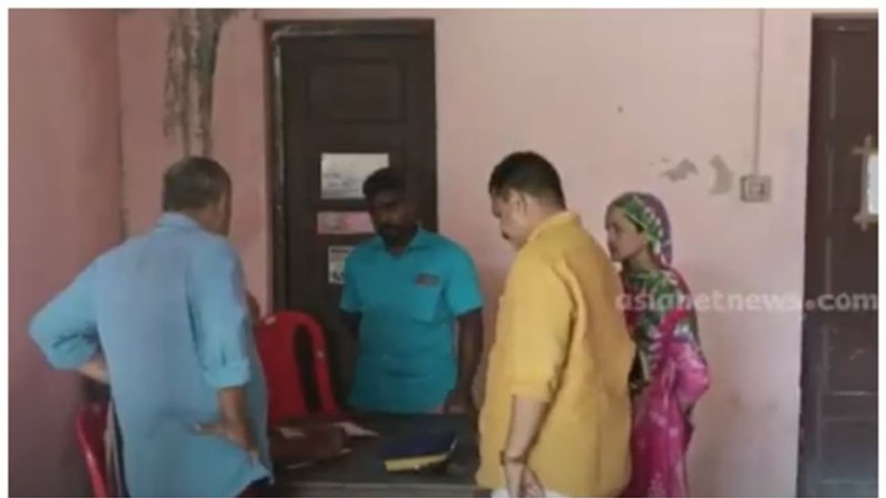 മാലിന്യക്കുഴിയിൽ വീണ് കുട്ടി മരിച്ച സംഭവം; പ്ലൈവുഡ് കമ്പനി അടച്ചിടാൻ പഞ്ചായത്ത് നിർദ്ദേശം മാലിന്യക്കുഴിയിൽ വീണ് കുട്ടി മരിച്ച സംഭവം; പ്ലൈവുഡ് കമ്പനി അടച്ചിടാൻ പഞ്ചായത്ത് നിർദ്ദേശം