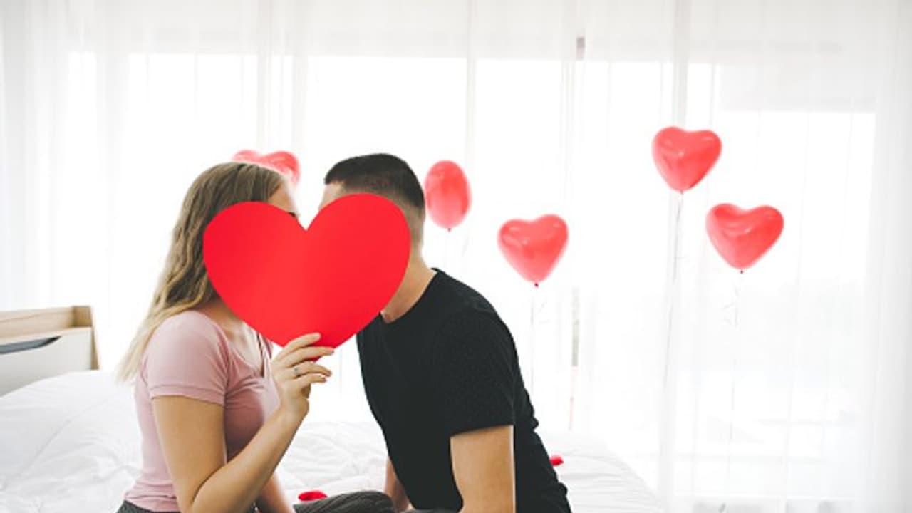 ఇద్దరినీ లవ్ మ్యారేజ్ చేసుకున్న ఆప్ ఎమ్మెల్యే.. ఒకే ఇంటిలో ఇద్దరు భార్యలతో సంసారం.. కలిసే వాలెంటైన్స్ డే వేడుక