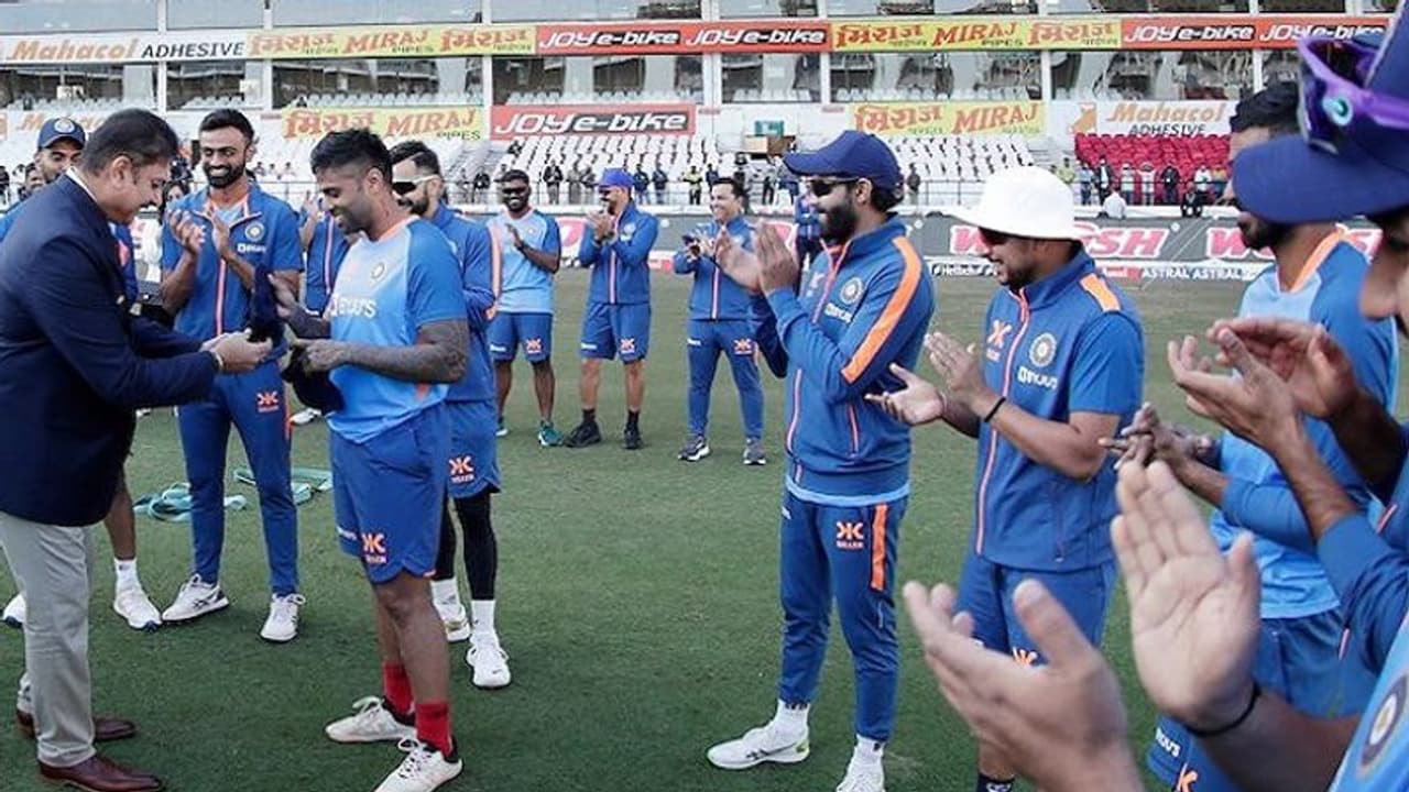 அடுத்தடுத்து அவுட்டான கோலி, சூர்யகுமார் யாதவ்: அறிமுக போட்டியிலேயே சொதப்பிய ஸ்கை! அடுத்தடுத்து அவுட்டான கோலி, சூர்யகுமார் யாதவ்: அறிமுக போட்டியிலேயே சொதப்பிய ஸ்கை!