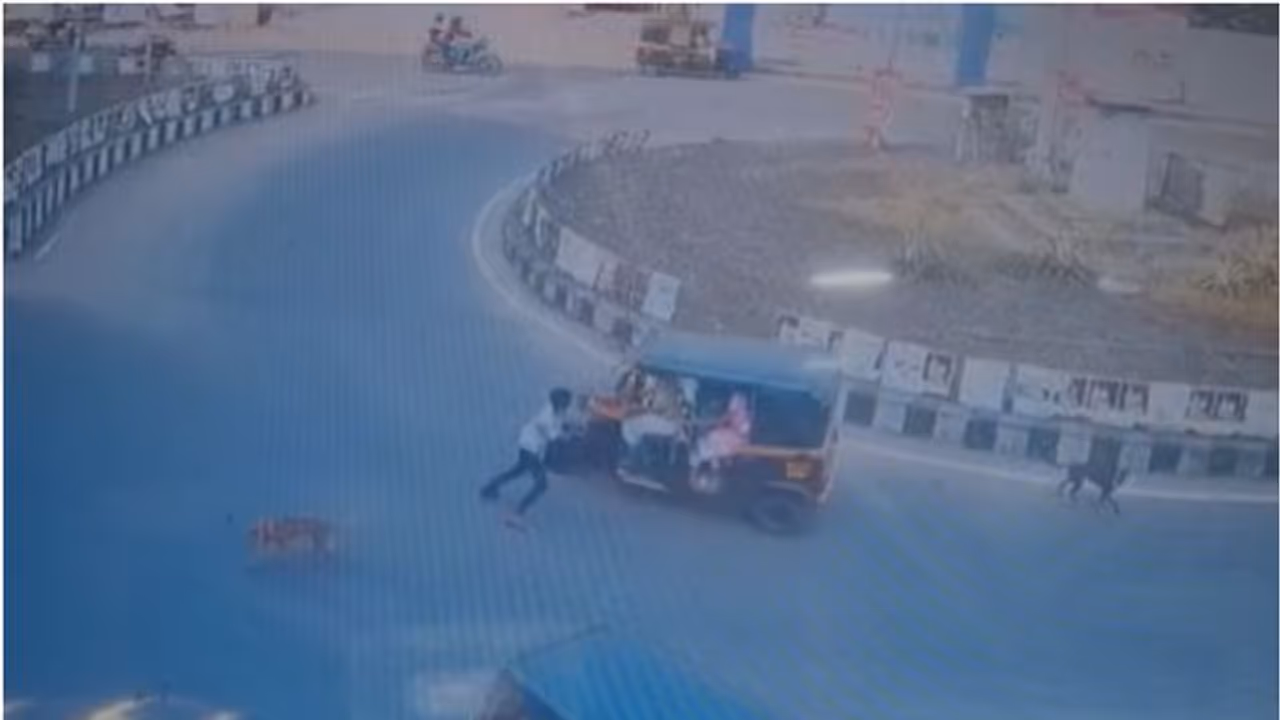 സ്‌കൂൾ വിദ്യാർഥിയെ തെരുവ് നായ ഓടിച്ചു, ഓടിയത് ഓട്ടോക്ക് മുന്നിലേക്ക്; അപകടം ഒഴിവായത് തലനാരിഴക്ക് വീഡിയോ