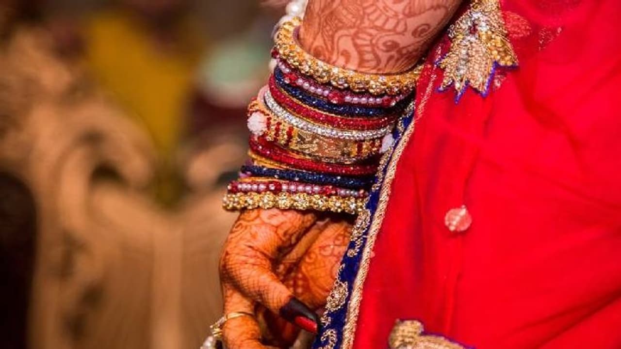 അടിപിടി, സ്ത്രീധനം, ബുള്ളറ്റ്; യുപിയിൽ കഴിഞ്ഞ 20 ദിവസത്തിനുള്ളിൽ വിവാഹം വേണ്ടെന്ന് വെച്ചത് ഏഴ് സ്ത്രീകള് അടിപിടി, സ്ത്രീധനം, ബുള്ളറ്റ്; യുപിയിൽ കഴിഞ്ഞ 20 ദിവസത്തിനുള്ളിൽ വിവാഹം വേണ്ടെന്ന് വെച്ചത് ഏഴ് സ്ത്രീകള്