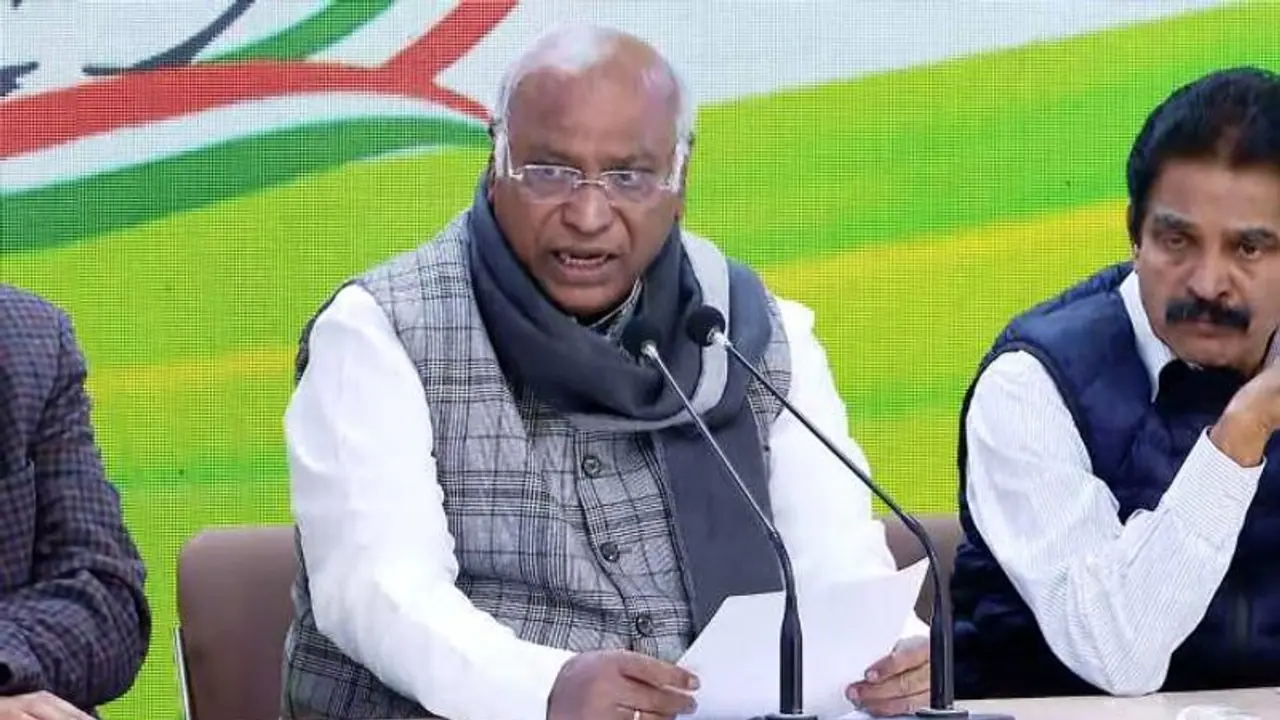 ரூ.100 கோடி இழப்பீடு கேட்டு அவதூறு வழக்கு: காங்கிரஸ் தலைவர் கார்கேவுக்கு சம்மன்