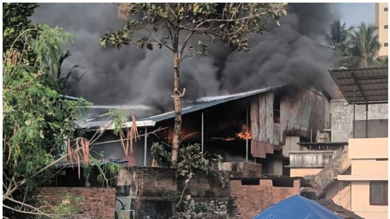 അക്വേറിയം ഗോഡൗണിലെ തീപിടിത്തം ഷോര്ട് സര്ക്യൂട്ട് മൂലമല്ല, അഗ്നിരക്ഷാ സംവിധാനങ്ങളില്ലെന്നും കണ്ടെത്തൽ അക്വേറിയം ഗോഡൗണിലെ തീപിടിത്തം ഷോര്ട് സര്ക്യൂട്ട് മൂലമല്ല, അഗ്നിരക്ഷാ സംവിധാനങ്ങളില്ലെന്നും കണ്ടെത്തൽ