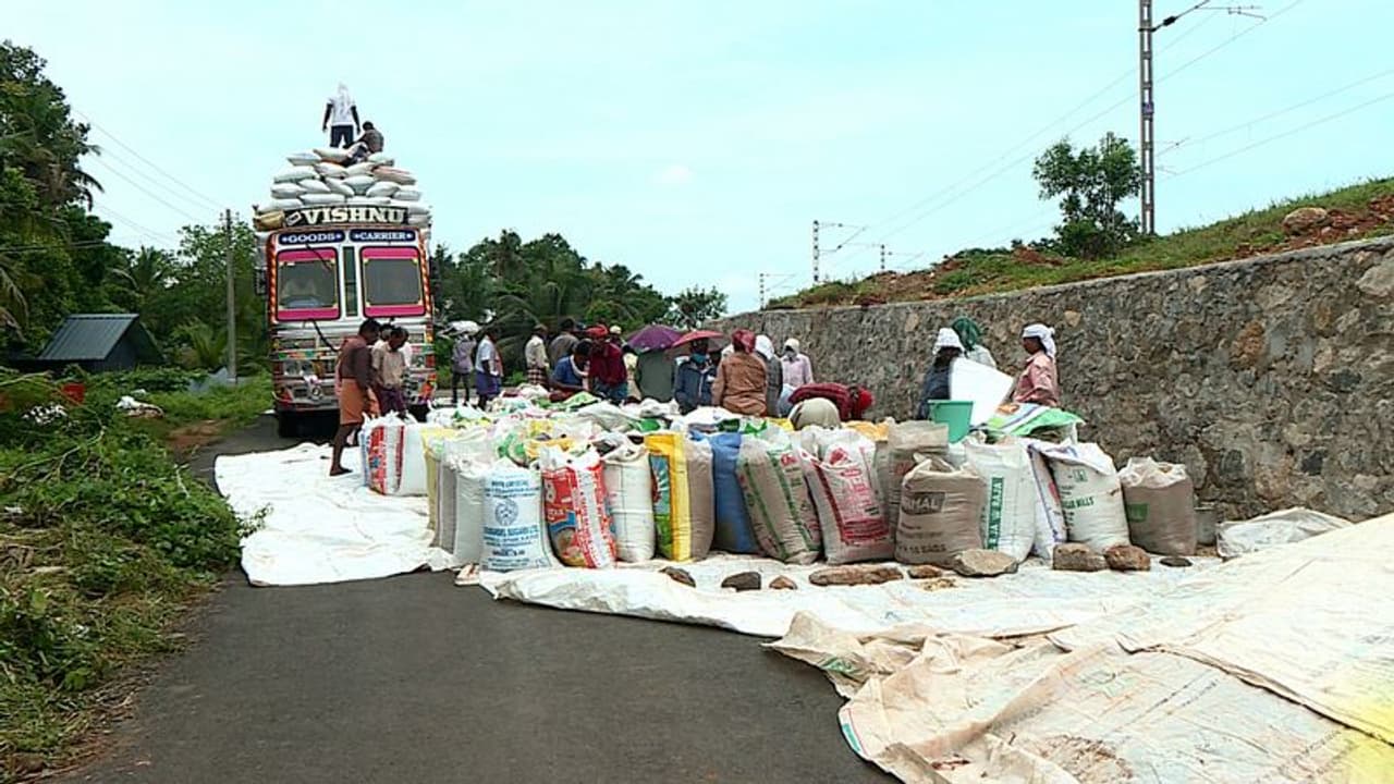 നെല്ലും കൊണ്ട് സർക്കാർ പോയിട്ട് മാസം മൂന്ന്, പണം ഇനിയുമില്ല; കുട്ടനാട്ടിൽ കർഷകരുടെ സമരം