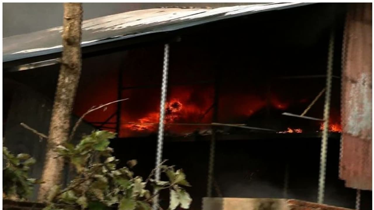 തിരുവനന്തപുരം നഗരത്തില് വന് തീപിടുത്തം; മൂന്ന് വീടുകളിലേക്ക് തീ പടര്ന്നു തിരുവനന്തപുരം നഗരത്തില് വന് തീപിടുത്തം; മൂന്ന് വീടുകളിലേക്ക് തീ പടര്ന്നു