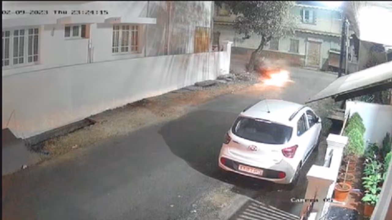 ಅತೀವೇಗದಿಂದ ಬಂದು ಮರಕ್ಕೆ ಡಿಕ್ಕಿ ಹೊಡೆದ ಬೈಕ್ : ಸವಾರ ಸಾವು ಅತೀವೇಗದಿಂದ ಬಂದು ಮರಕ್ಕೆ ಡಿಕ್ಕಿ ಹೊಡೆದ ಬೈಕ್ : ಸವಾರ ಸಾವು