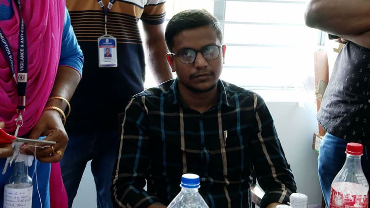 താക്കീത് പാഠമായില്ല; 25000 രൂപ പാസാക്കാൻ 1000 കൈക്കൂലി വാങ്ങിയ വിഇഒയെ വിജിലൻസ് പിടികൂടി