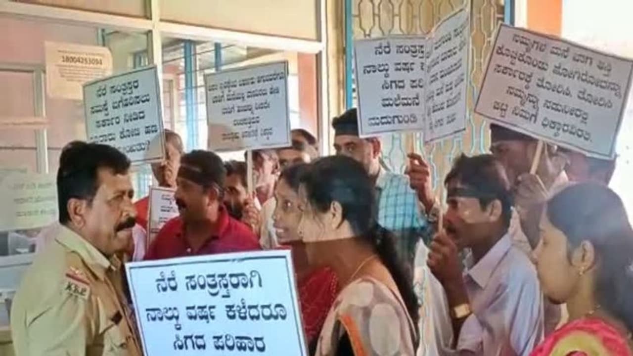 4 ವರ್ಷ ಕಳೆದರೂ ಸಿಗದ ನೆರೆ ಪರಿಹಾರ: ತಾಲೂಕು ಕಚೇರಿಯಲ್ಲಿ ವಿಷ ಕುಡಿಯಲು ಮುಂದಾದ ನೆರೆ ನಿರಾಶ್ರಿತರು 4 ವರ್ಷ ಕಳೆದರೂ ಸಿಗದ ನೆರೆ ಪರಿಹಾರ: ತಾಲೂಕು ಕಚೇರಿಯಲ್ಲಿ ವಿಷ ಕುಡಿಯಲು ಮುಂದಾದ ನೆರೆ ನಿರಾಶ್ರಿತರು